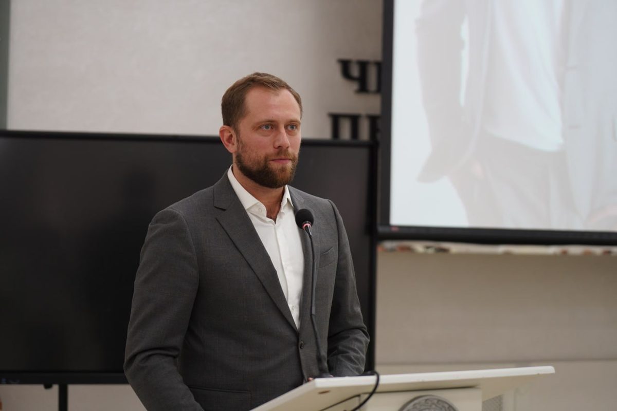 Иван Егоров у трибуны на форуме в ЧГПУ
