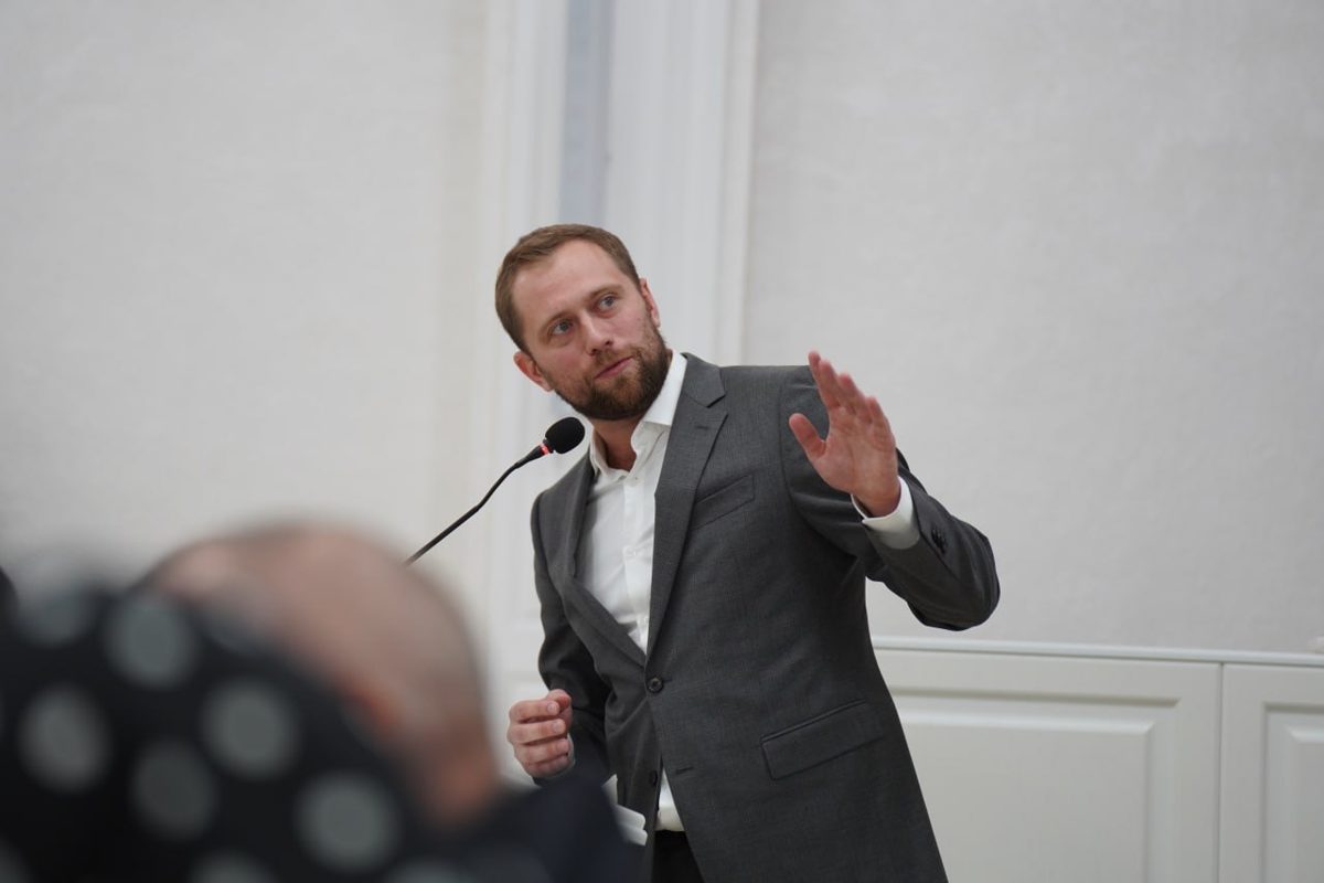 Иван Егоров выступает на форуме в Чеченском государственном педагогическом университете