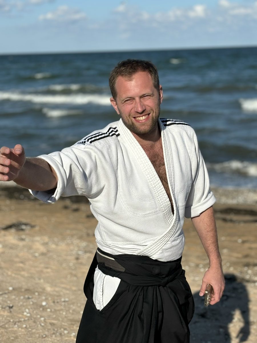 Иван Егоров на берегу моря в Счастливцево